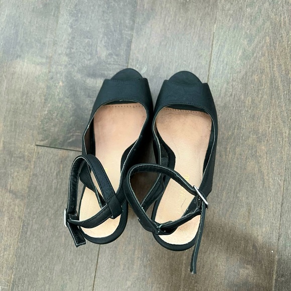 Le Chateau Black Leather Wedge Heels, size 5 - Picture 3 of 5